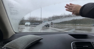 Entfeuchterkissen auf dem Armaturenbrett im Auto