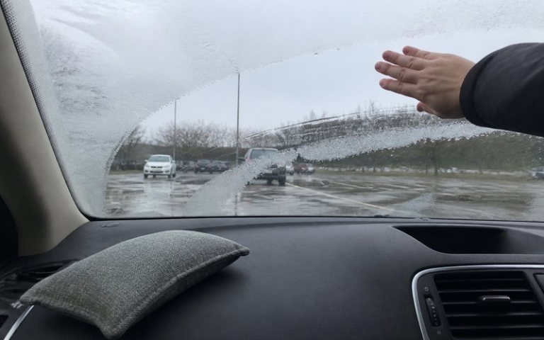 Entfeuchterkissen auf dem Armaturenbrett im Auto