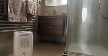 Luftentfeuchter im Badezimmer neben der Dusche